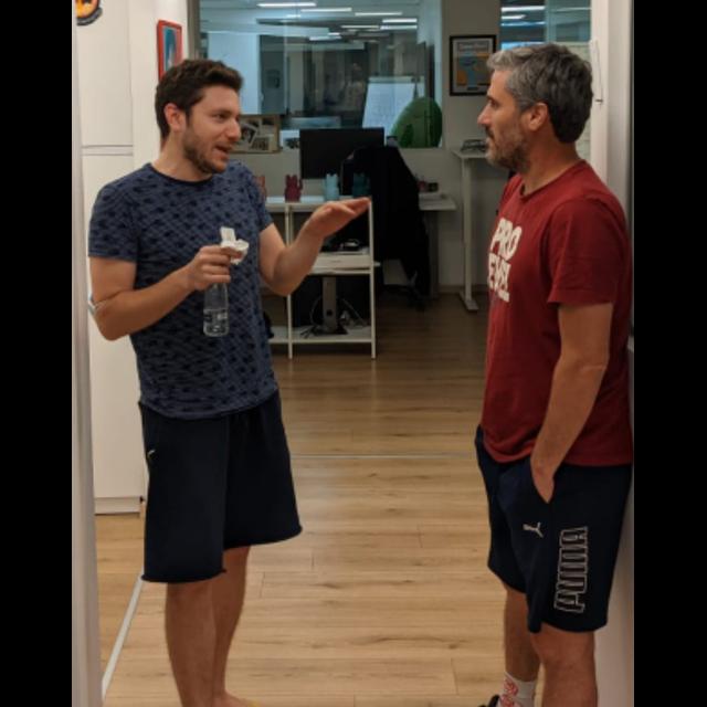 גיקונומי מציגים: מי שישמע - podcast episode cover