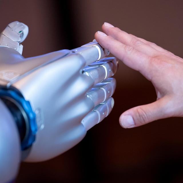 KI und Roboter in der Altenpflege - Rettung des Systems? - podcast episode cover